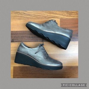 ♦️BNIB Clarks metallic leather wedge loafer